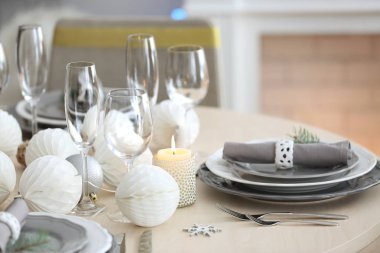 Noel yemeği için servis edilen masa.