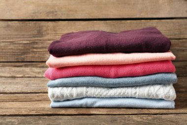 katlanmış elbise yığını 