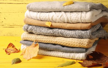 katlanmış elbise yığını 