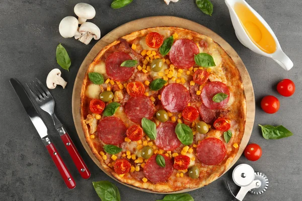 Pizza saborosa com ingredientes — Fotografia de Stock