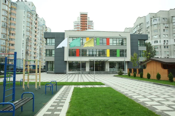 Здание современной школы — стоковое фото