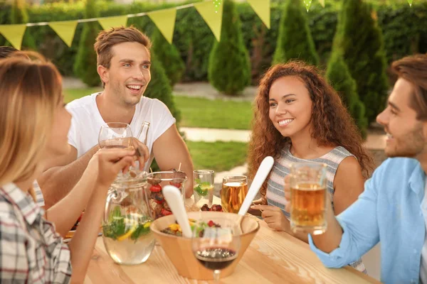 Giovani Amici Che Fanno Festa Barbecue Giardino — Foto Stock