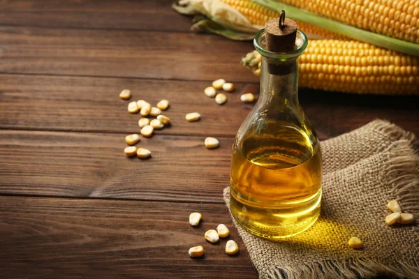Кукурузное масло в бутылке — стоковое фото