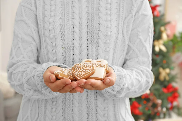 Руки держат вкусное пряничное печенье — стоковое фото
