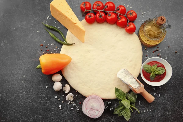 Roher Pizzateig mit Zutaten — Stockfoto