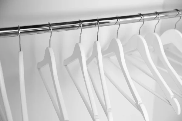 Вешалки для одежды в шкафу — стоковое фото