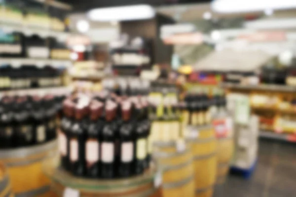 Diferentes tipos de alcohol en los estantes —  Fotos de Stock