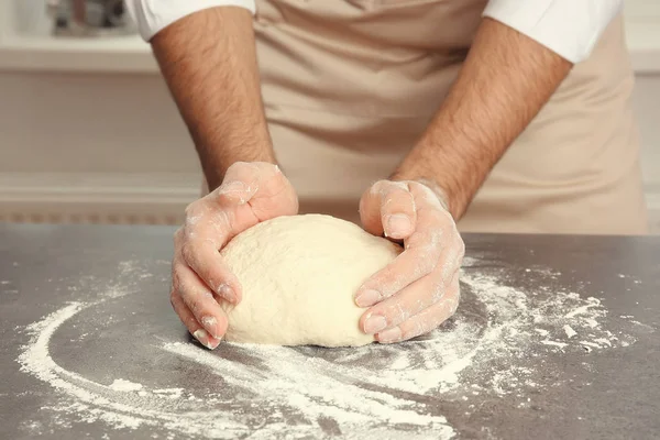 Manliga händer förbereda degen för pizza — Stockfoto