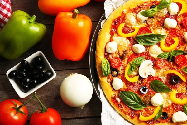 Fresh pizza with tomatoes — Stock Photo, Image