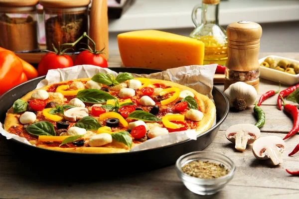 Pizza fresca con tomates — Foto de Stock