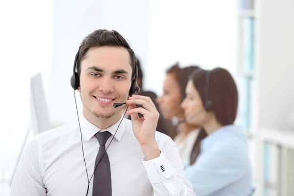 Männlicher Callcenter Betreiber Arbeitet Büro — Stockfoto