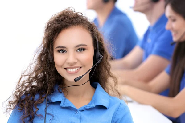 Kvinnliga Call Center Operatör Arbetar Kontor — Stockfoto