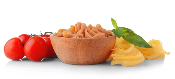 Різні види макаронних виробів і помідорів — стокове фото