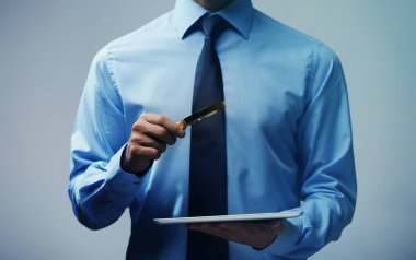 Elinde tablet tutan bir iş adamı