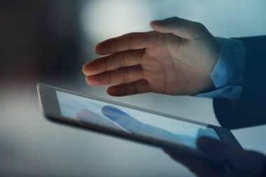 Modern tablet, closeup tutan işadamı