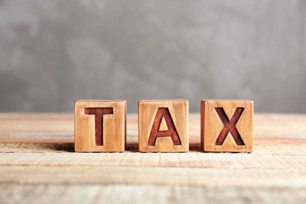 Налоговая концепция с деревянными кубами
 