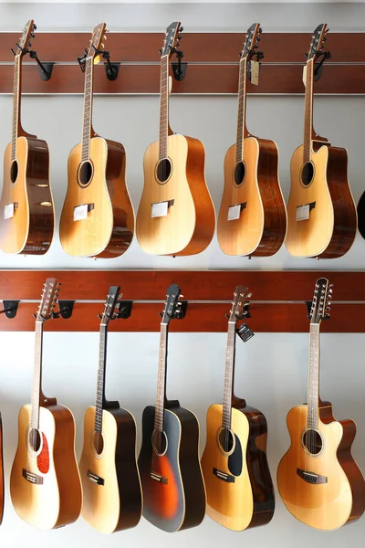 楽器店でギター — ストック写真