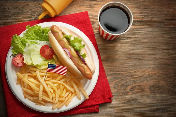 Cachorro-quente com batatas fritas — Fotografia de Stock