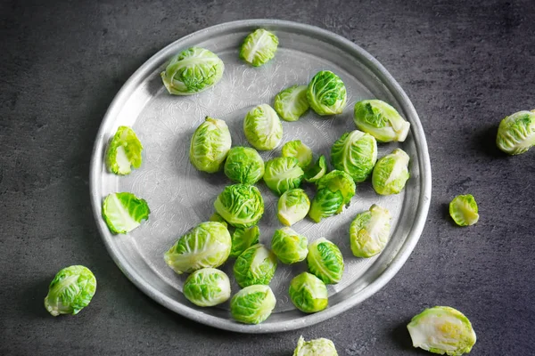 Plateau en métal avec choux de Bruxelles — Photo