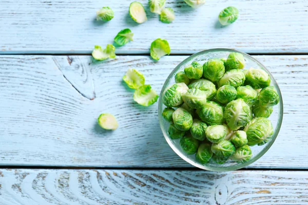 Rosenkohl sprießt in Glasschale — Stockfoto