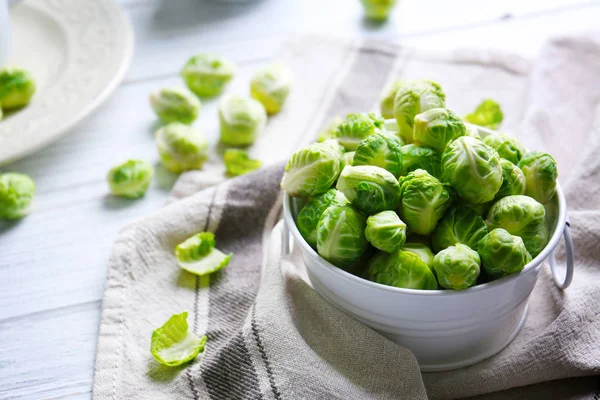 Rosenkohl keimt in kleinem dekorativen Eimer — Stockfoto