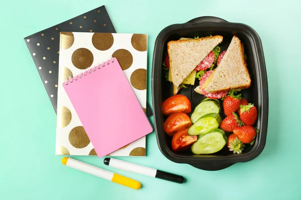 Lunchbox met voedsel en briefpapier — Stockfoto