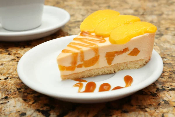 Maukas persikka juustokakku — kuvapankkivalokuva
