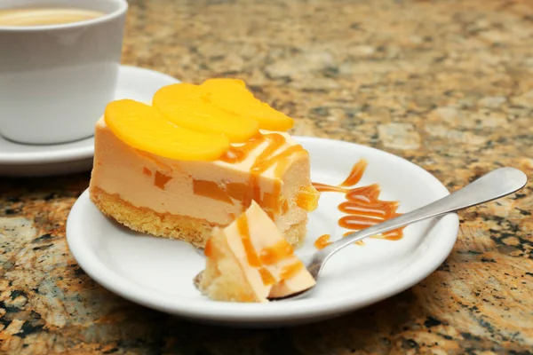 Bolo de queijo de pêssego saboroso — Fotografia de Stock