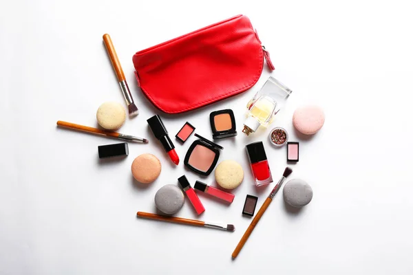 Produits de maquillage avec sac cosmétique — Photo