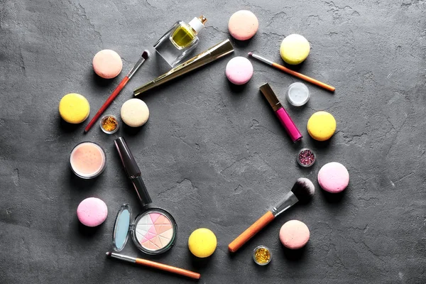 Makeup products and macaroons — Stock Photo, Image