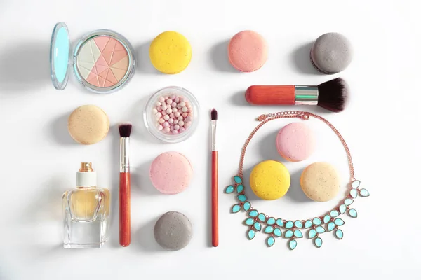 Makeup products and macaroons — Stock Photo, Image