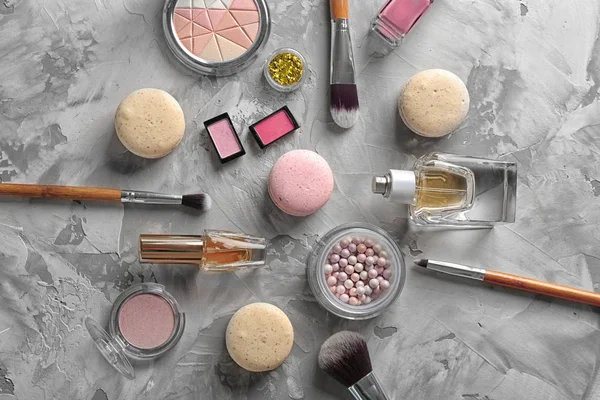Makeup products and macaroons — Stock Photo, Image