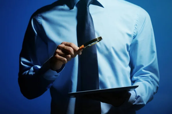 Businessman holding tablet — Stock Photo, Image