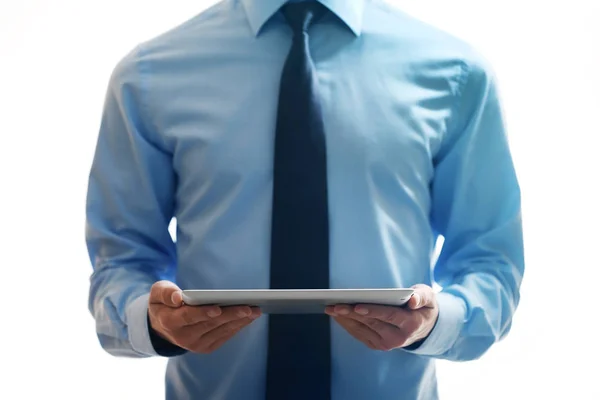 Бизнесмен держит современный планшет, крупный план — стоковое фото