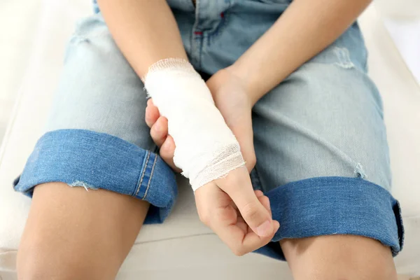 Handgelenk des Jungen mit aufgesetztem Verband — Stockfoto