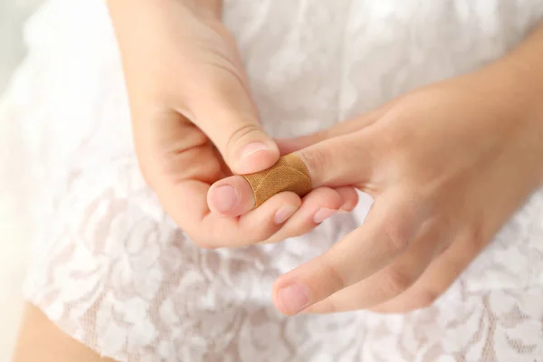 Stäng upp lilla flickans finger — Stockfoto