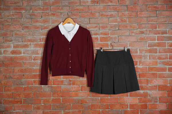 Школьная форма на кирпичной стене
