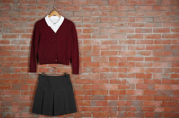 School uniform op bakstenen muur — Stockfoto