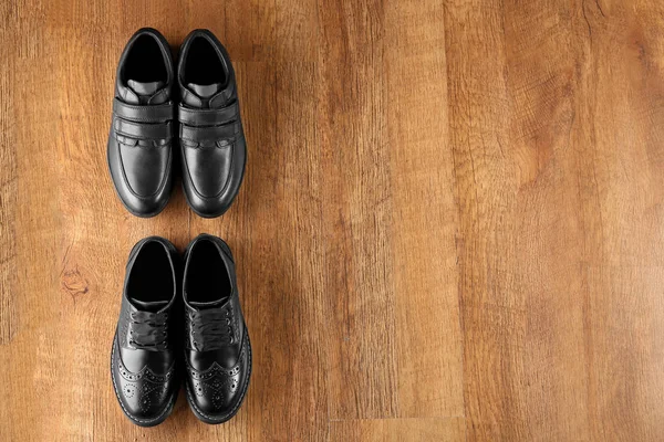 Svarta skor ovanifrån — Stockfoto