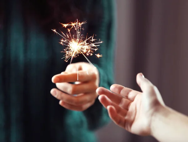 Ansicht der Hand mit Wunderkerze — Stockfoto