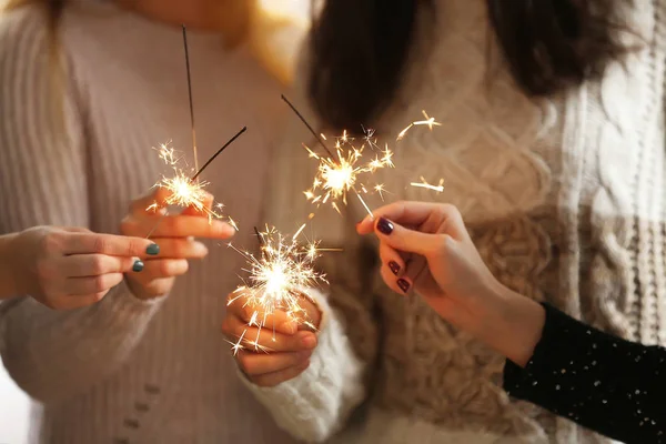 お祝い花火を持つ女性 — ストック写真