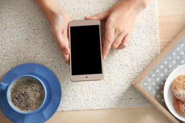 Kadın modern cep telefonu ile