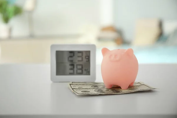 Sparschwein mit Geld — Stockfoto