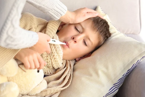 Mały chłopiec chory — Zdjęcie stockowe