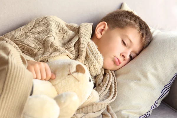 Pequeno menino doente — Fotografia de Stock