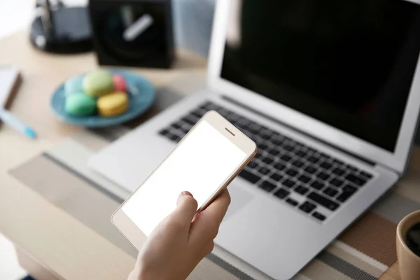 Mulher com laptop e celular — Fotografia de Stock