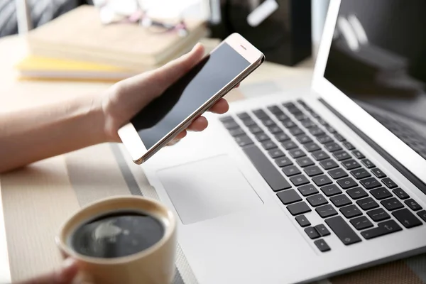 Mulher com laptop e celular — Fotografia de Stock