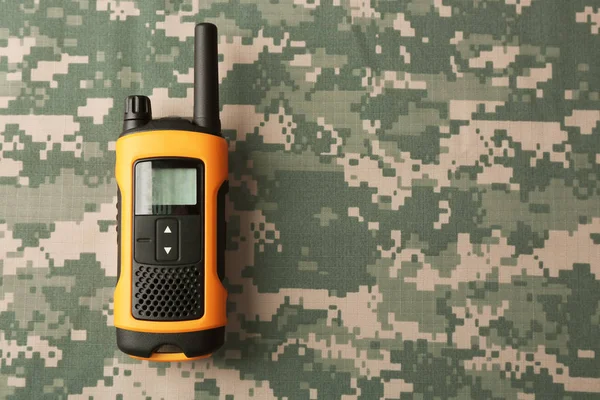 Военное радио на камуфляжном фоне — стоковое фото