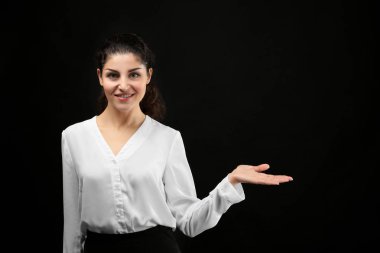Siyah genç iş kadını