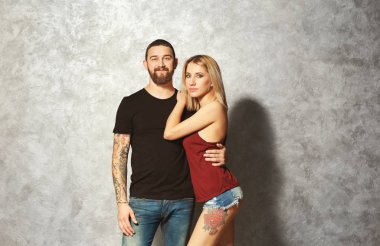 Genç dövmeli çift portresi 